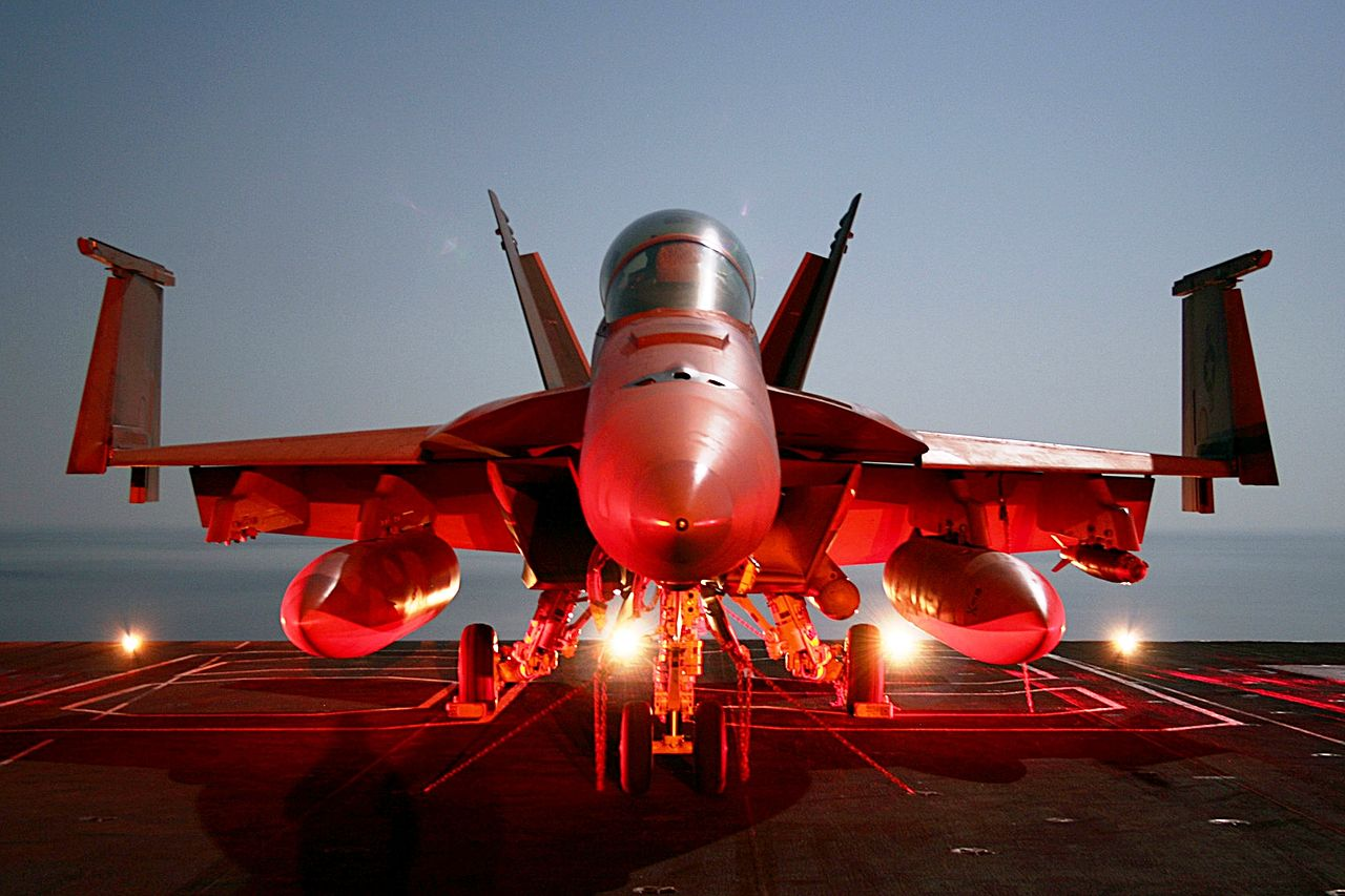 Boeing F/A-18 Super Hornet na letové palubě