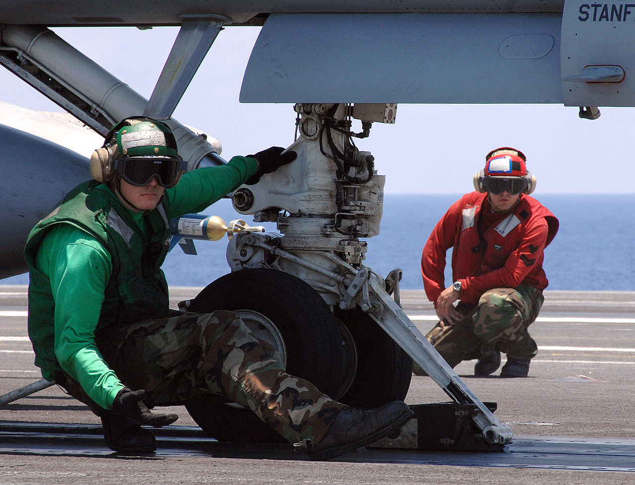 Hák pro uchycení příďového podvozku ke katapultu na F/A-18 Super Hornet