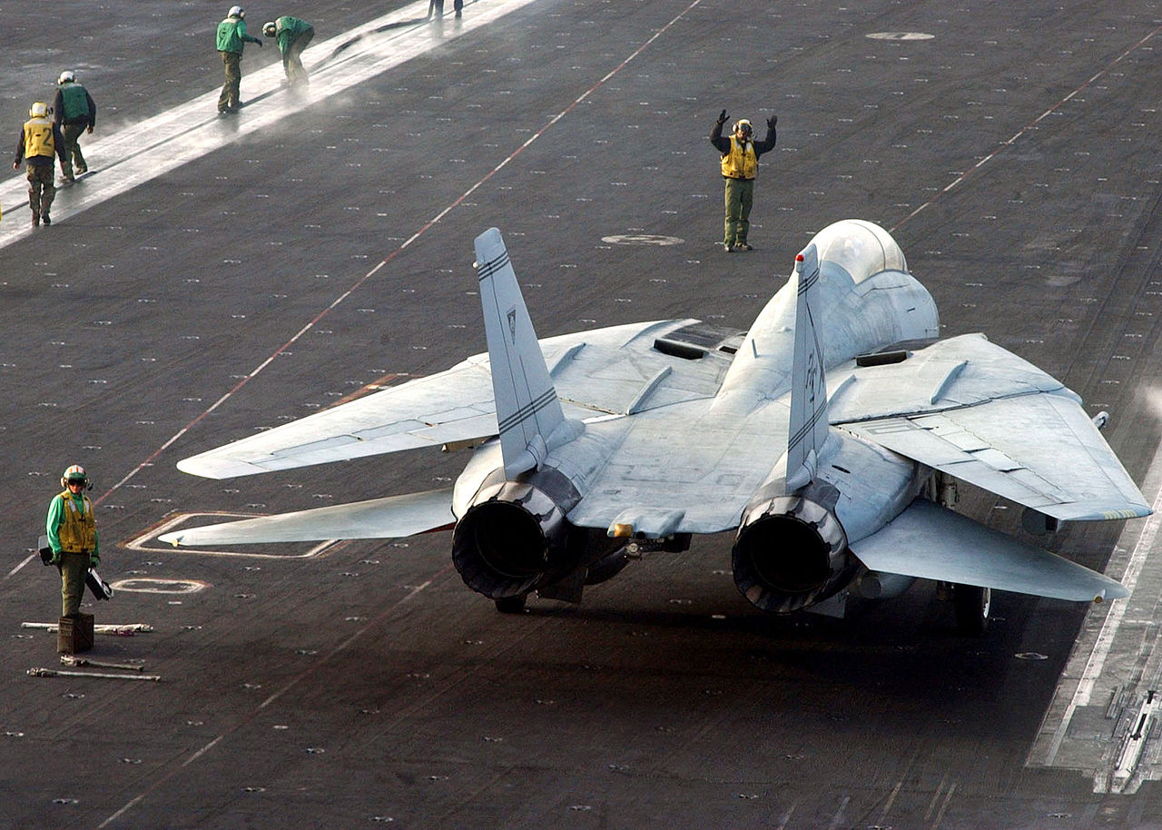 Grumman F-14 se složenými křídly