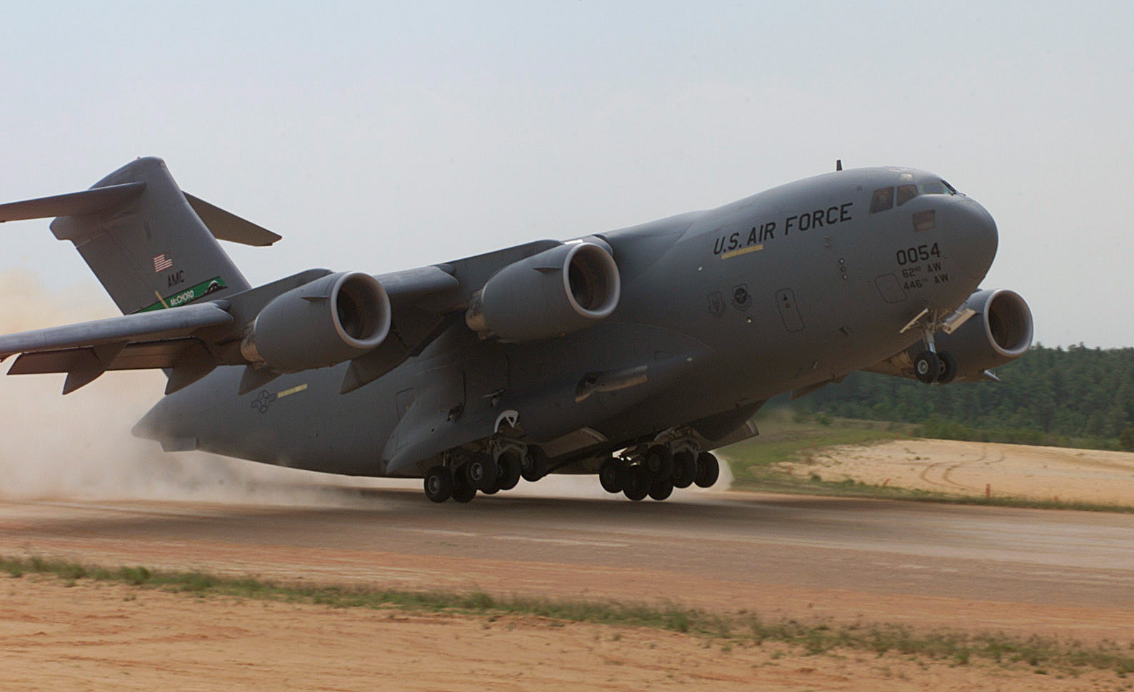 Přistávající Boeing C-17