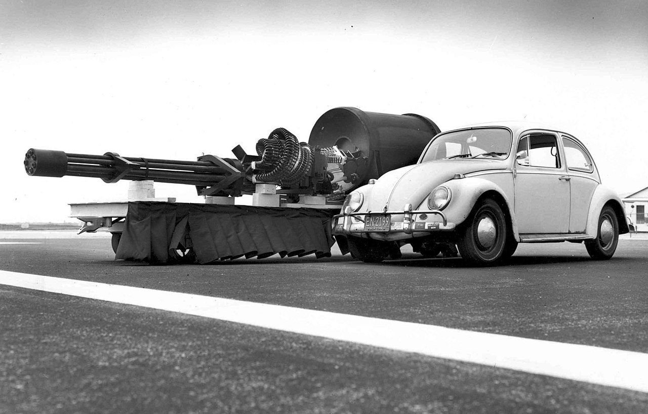 Kanon GAU-8 Avenger ve srovnání s Volkswagen Beetle