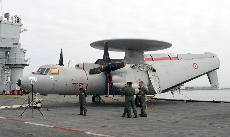 Northrop Grumman E-2 Hawkeye na letové palubě