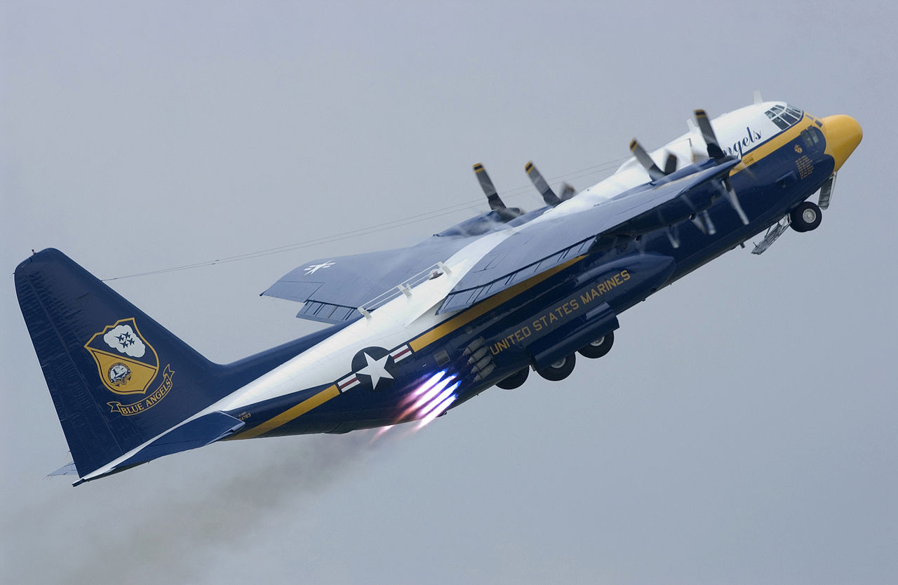 Vzlet Lockheed C-130 s pomocí startovacích raket