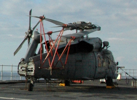 Sikorsky SH-60 Seahawk se složenými listy rotoru a ocasem