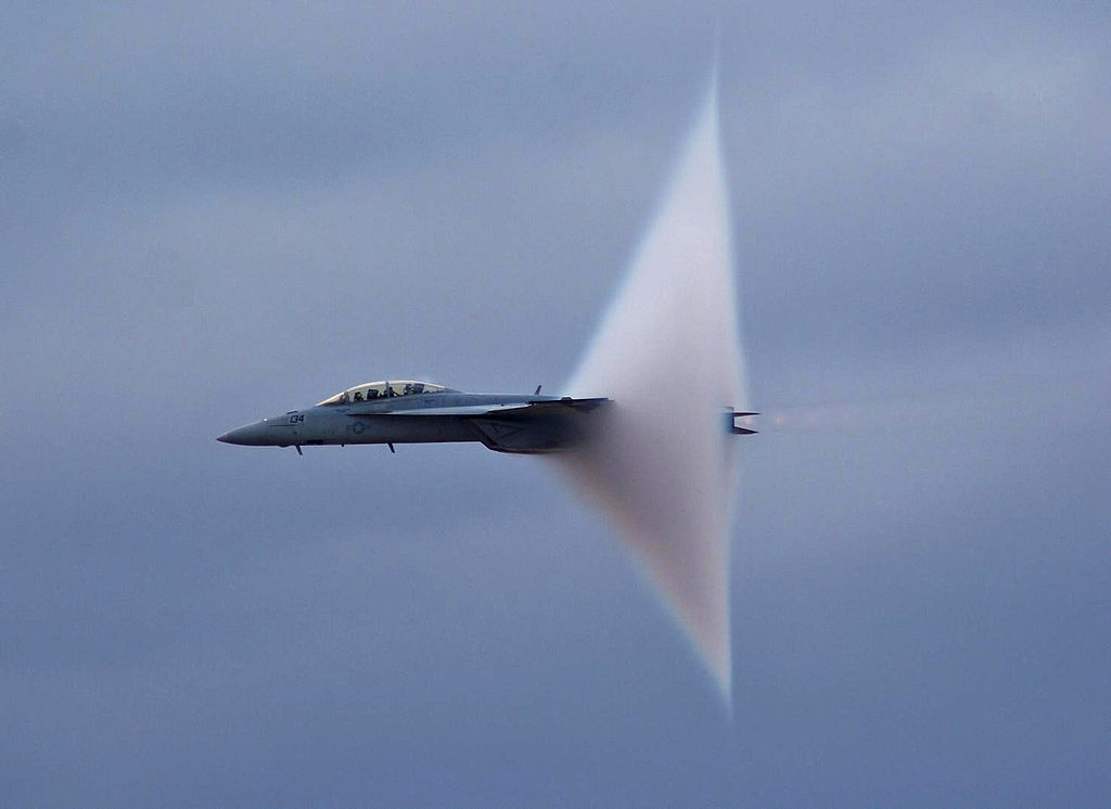 Boeing F/A-18 překračuje rychlost zvuku