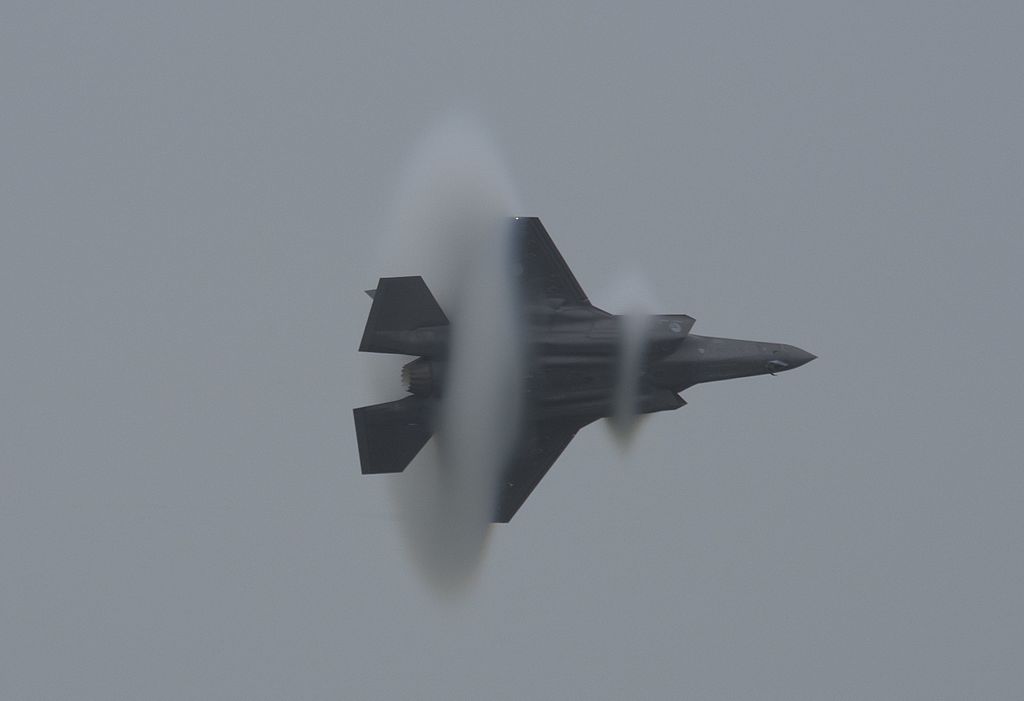 Lockheed Martin F-35A překračuje rychlost zvuku